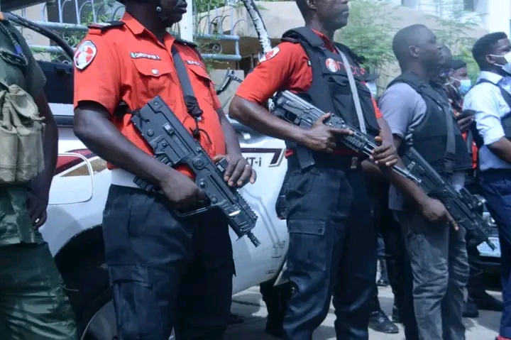 Breaking Kogi Gov Protesters Storm Yahaya Bellos Residence Amidst Efcc Siege Photos