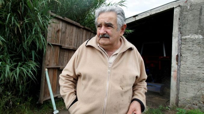 FOTO DE ARCHIVO: El candidato presidencial del partido gobernante Frente Amplio, el ex guerrillero de izquierda José Mujica, conversa en su granja en las afueras de Montevideo